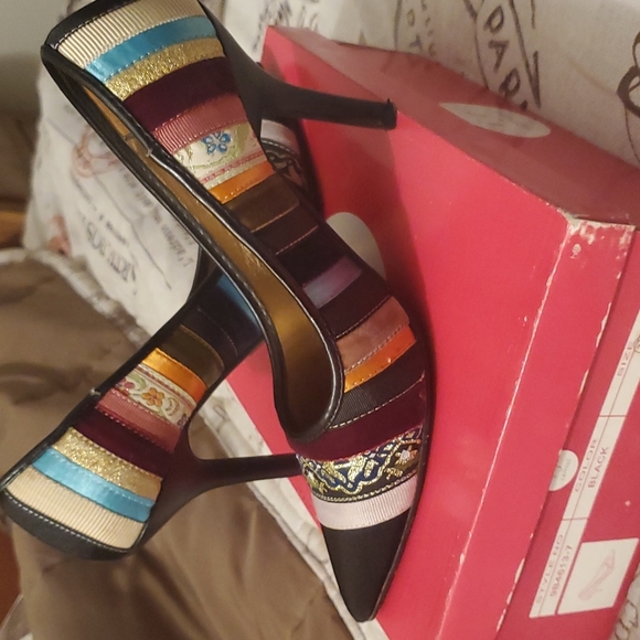 Multi colorful pattern pumps - Picture 3 of 4